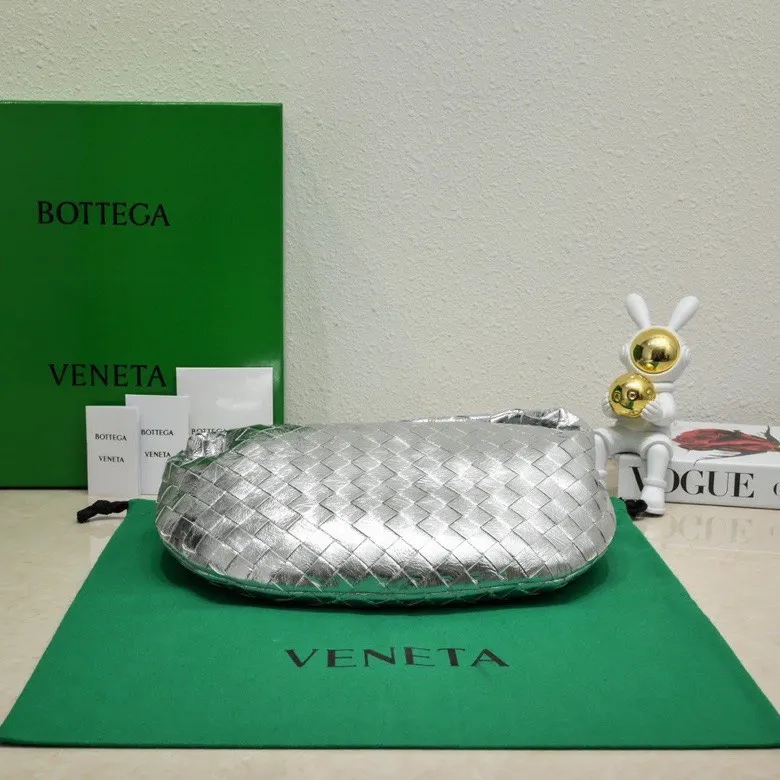 Batch 1520 BV Bottega Veneta's new women's medium JODIE handbag BV bag 🔥The new method is to round the corners on the original basis, and knot the round hobo bag with classic woven leather. The most iconic triangular pull-out design is made of sheepskin hanging soft shape, which is super suitable for concave shapes~Jodie feels really gentle to people. It is definitely the best item for daily matching, unchanged weaving, new elements twist, versatile, and the new favorite of street style Internet celebrities! Size: 36*21*13 Model: 6697